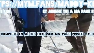 Two Femmes Francaise Defi Des Inconnus Au Ski Pour Un Plan Sur Le Bord De Piste Dans La Neige - Reel