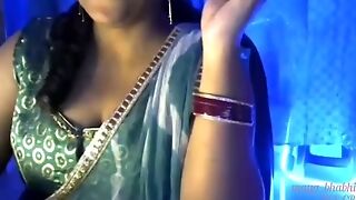 Sexy Desi Chick Gets Nude While Lovin’ In Webcam Showcase