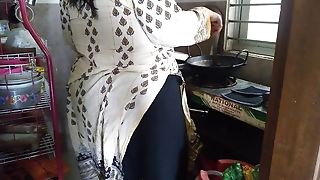 Desi Bhabhi Khana Bana Rahi The Tabhi Devar Piche Se Aya Aur Uski Chudai Kar De - Bhabhi Fucked In Kitchen While Cooking